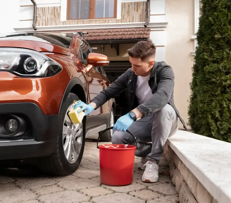 Lavage auto à domicile Saint-Remy-sur-Bussy : professionnel intervenant sur un véhicule